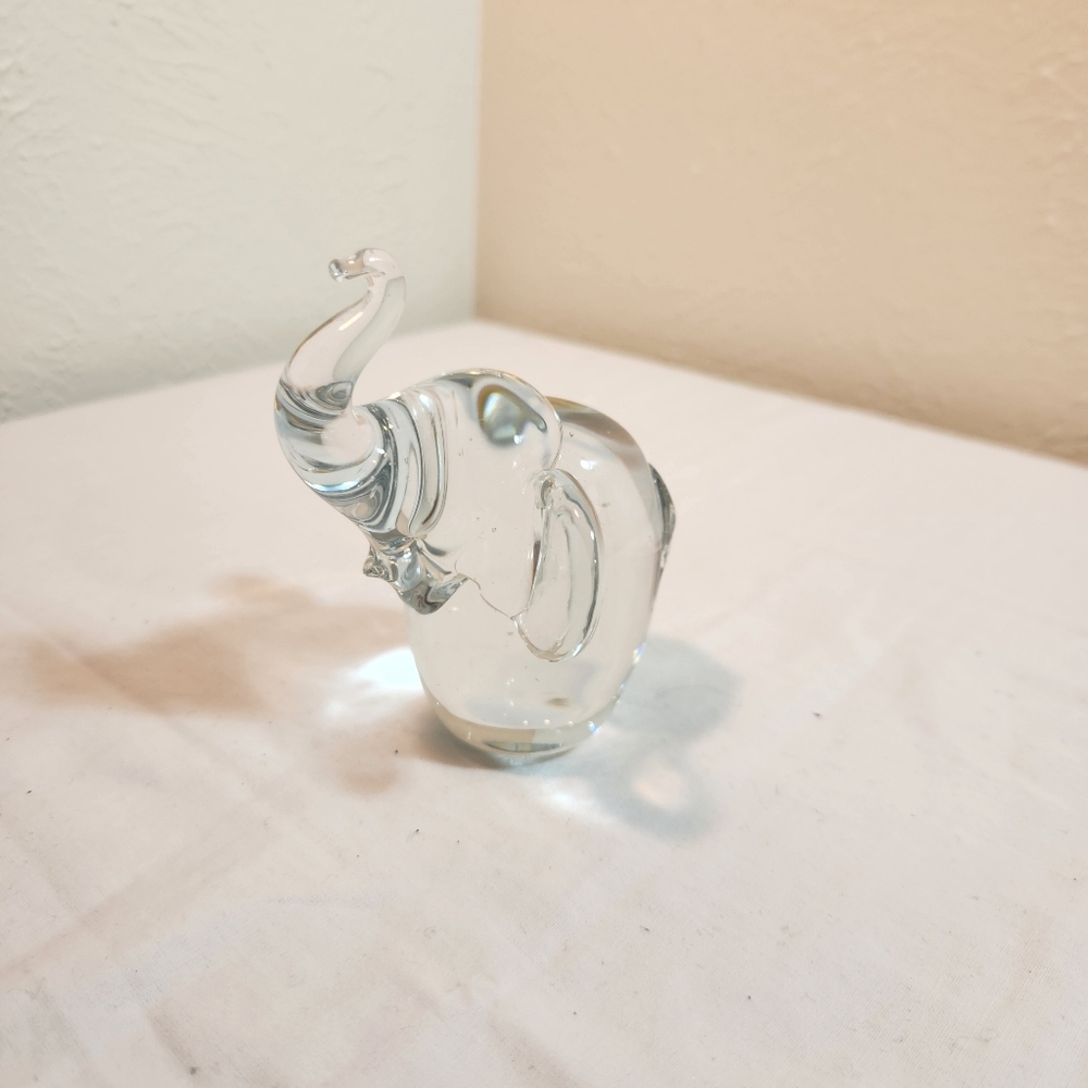 Vintage Art Glass Elephant Paperweight  Made In Taiwan